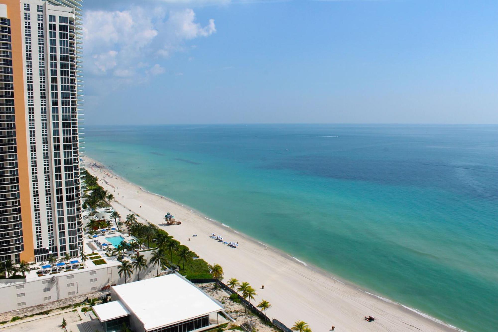 Marenas Beach Resort サニーアイルズビーチ エクステリア 写真